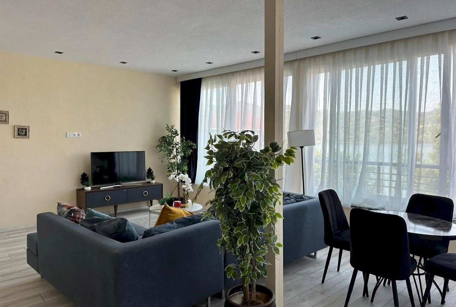 Casa de Férias Stylish Lakeview Home 2 Bedroom Steps To The Lake Bogazici
