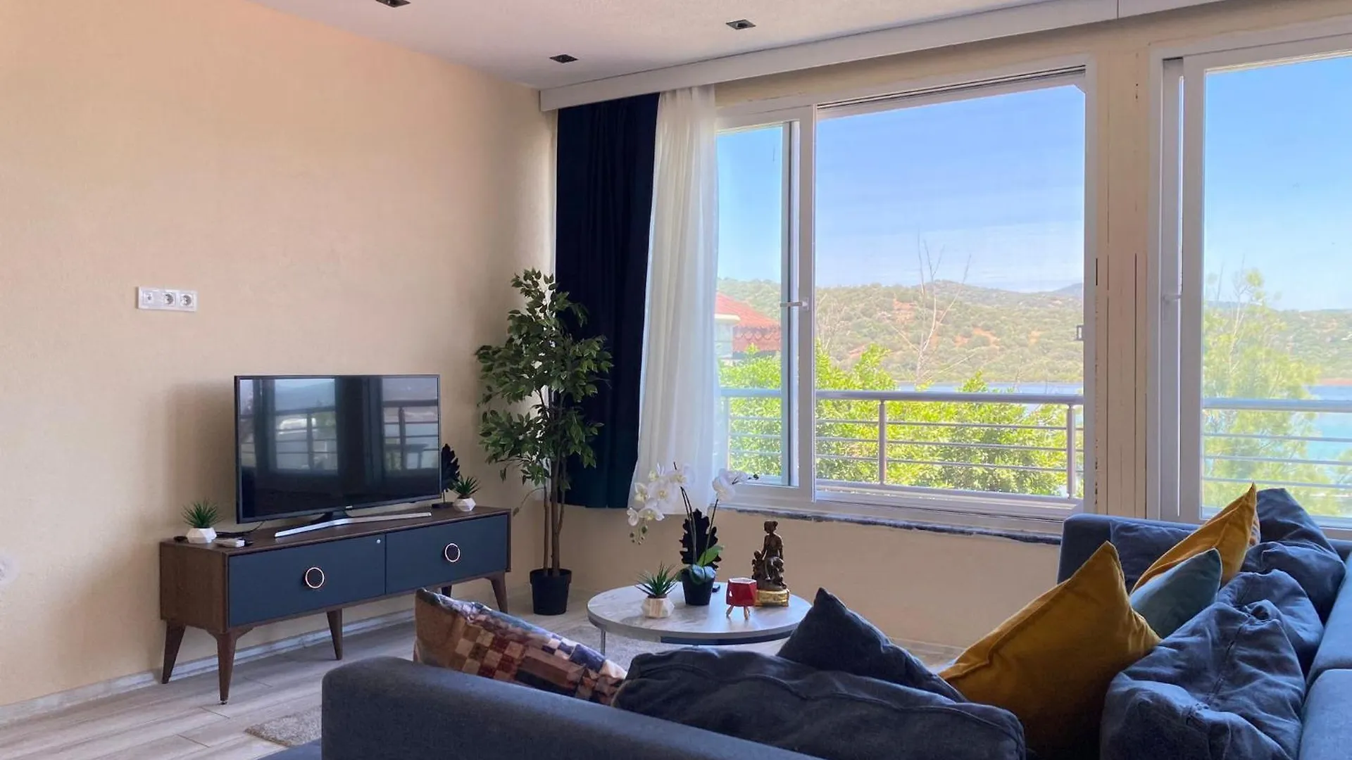 Stylish Lakeview Home 2 Bedroom Steps To The Lake Bogazici Casa de Férias