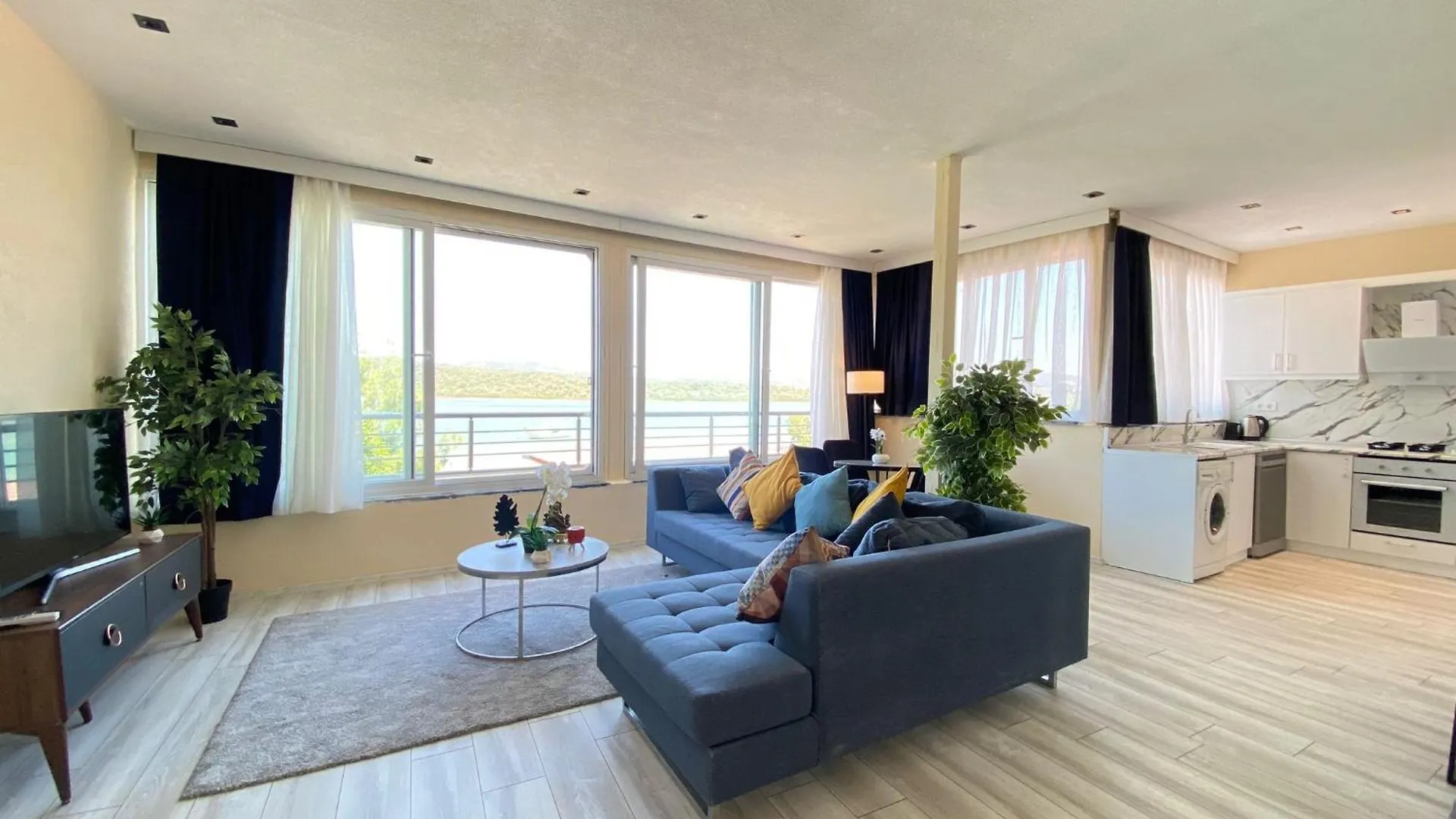 Stylish Lakeview Home 2 Bedroom Steps To The Lake Bogazici