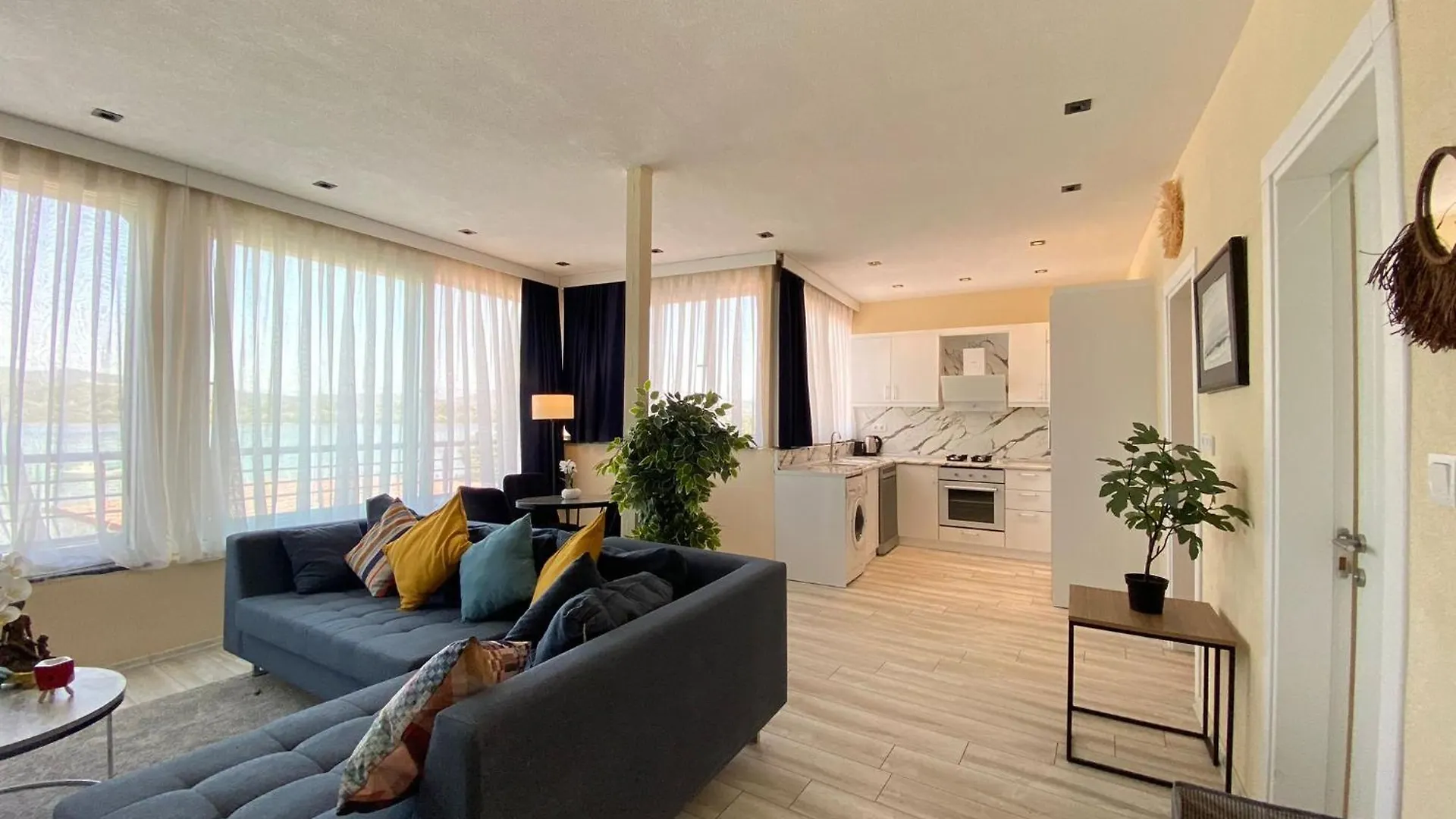 Stylish Lakeview Home 2 Bedroom Steps To The Lake Bogazici Casa de Férias