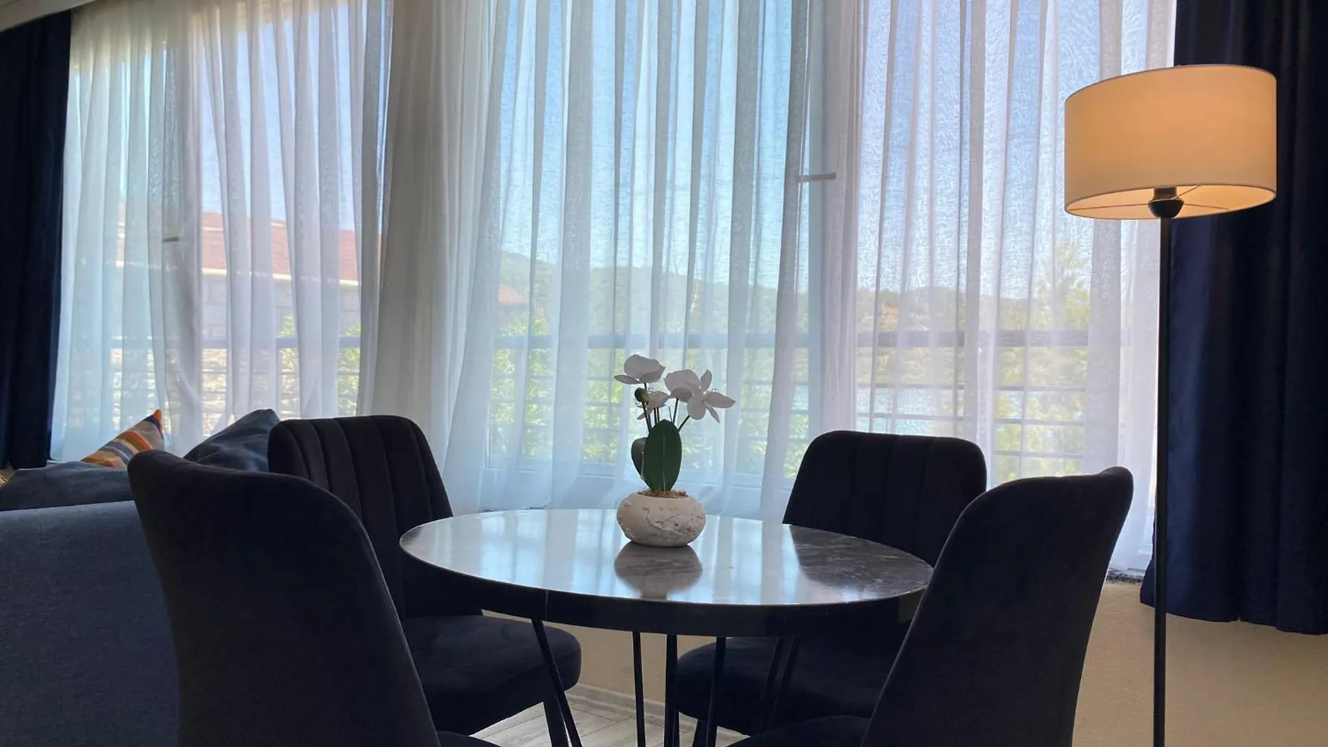Casa de Férias Stylish Lakeview Home 2 Bedroom Steps To The Lake Bogazici